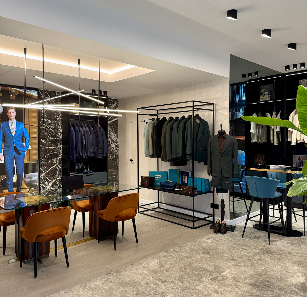 Interior de showroom Consiglieri, cu scaune maro și turcoaz și o selecție de ținute