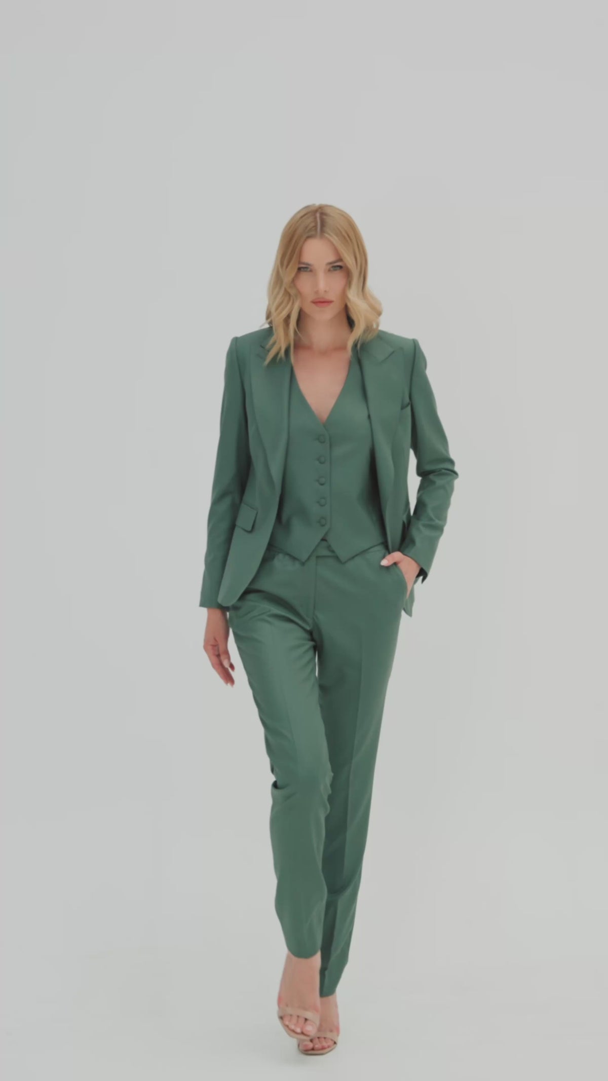 Costum feminin verde din trei piese, cu vestă și sacou cambrat