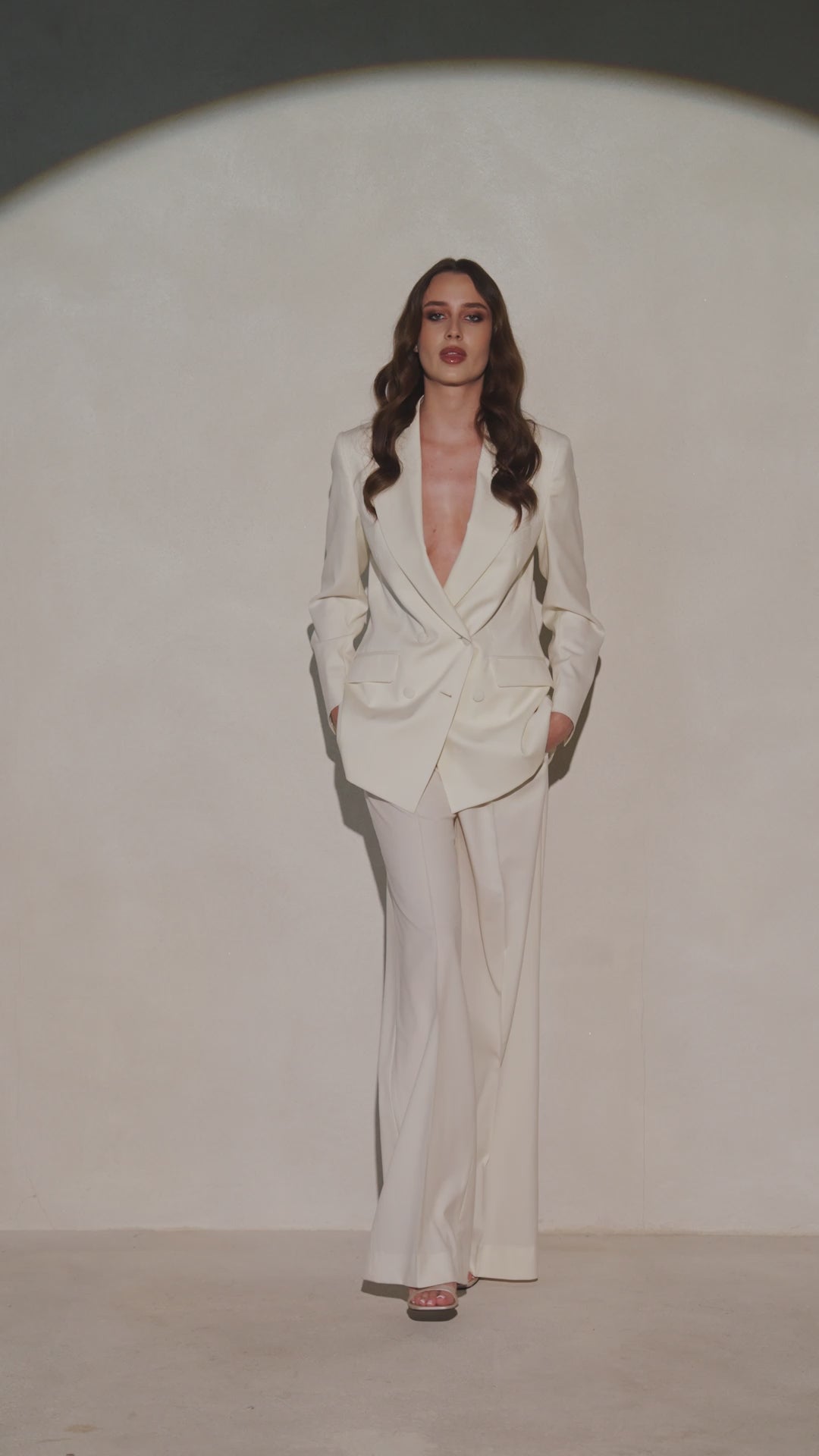Costum feminin The Riviera Suit Consiglieri, cu sacou cambrat și pantaloni largi