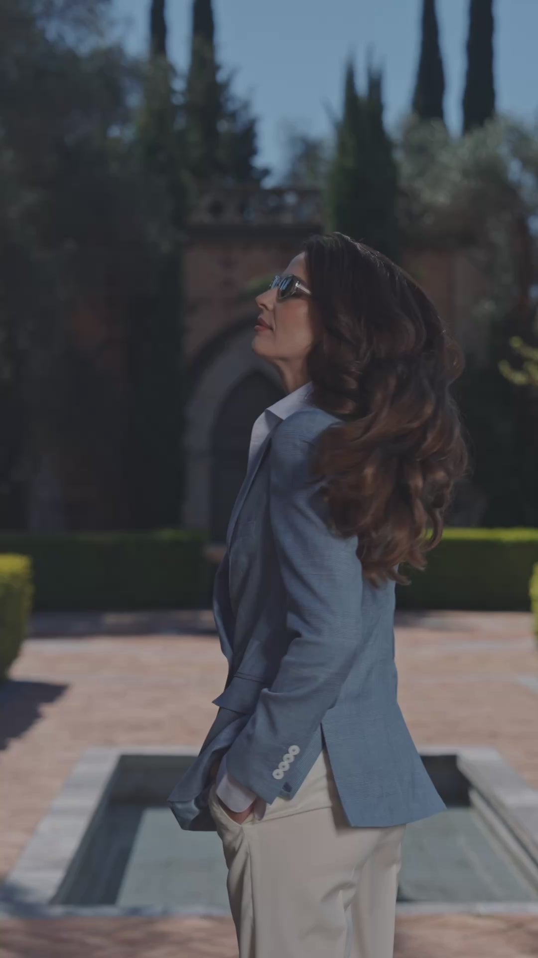 Sacou albastru Portofino Sky Consiglieri, cu pantaloni albi, într-o grădină