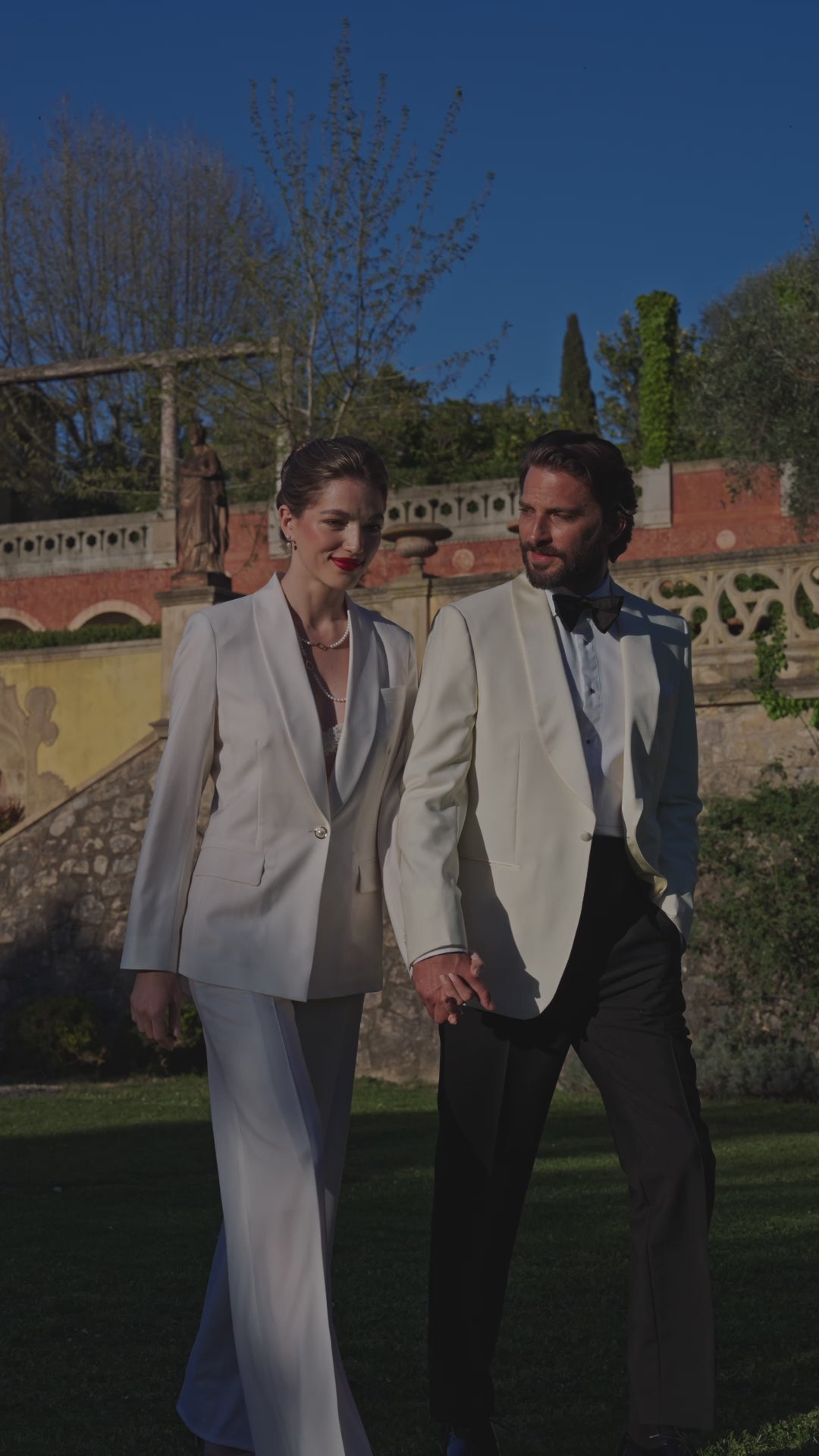 Duo Consiglieri: costum feminin ivoire și smoking masculin cu sacou deschis