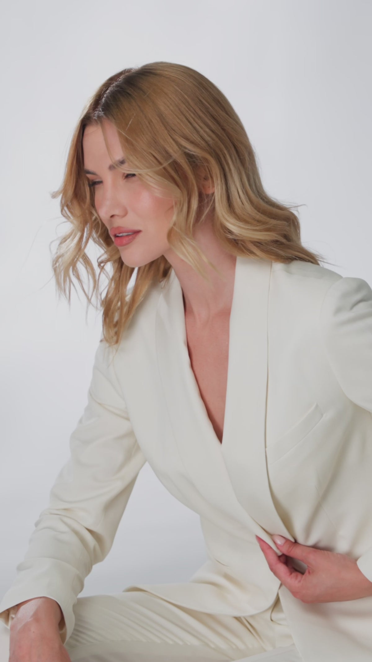 Sacou feminin ivoire cu revere ample, surprins din lateral