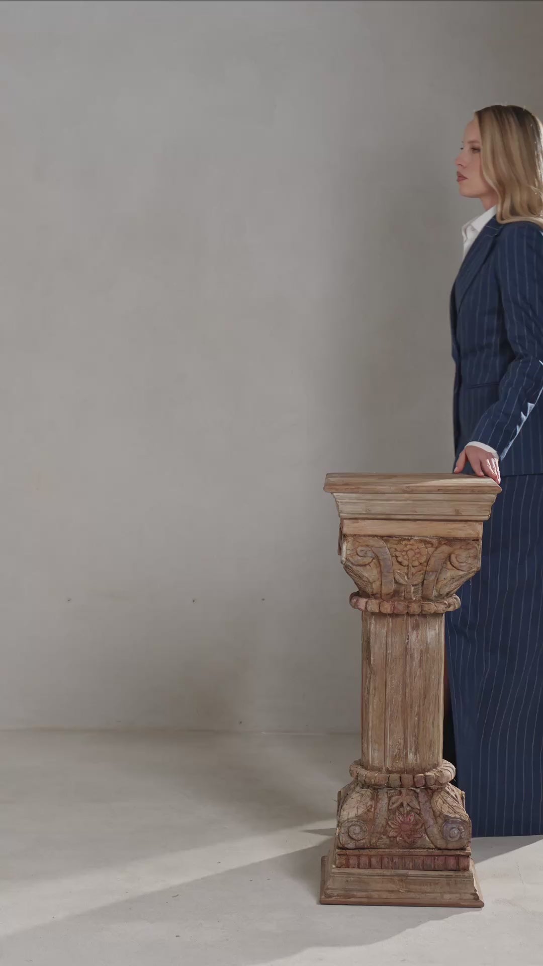 Costum DONNA în dungi, cu sacou la două rânduri și fustă lungă, din The Mayfair Edit.