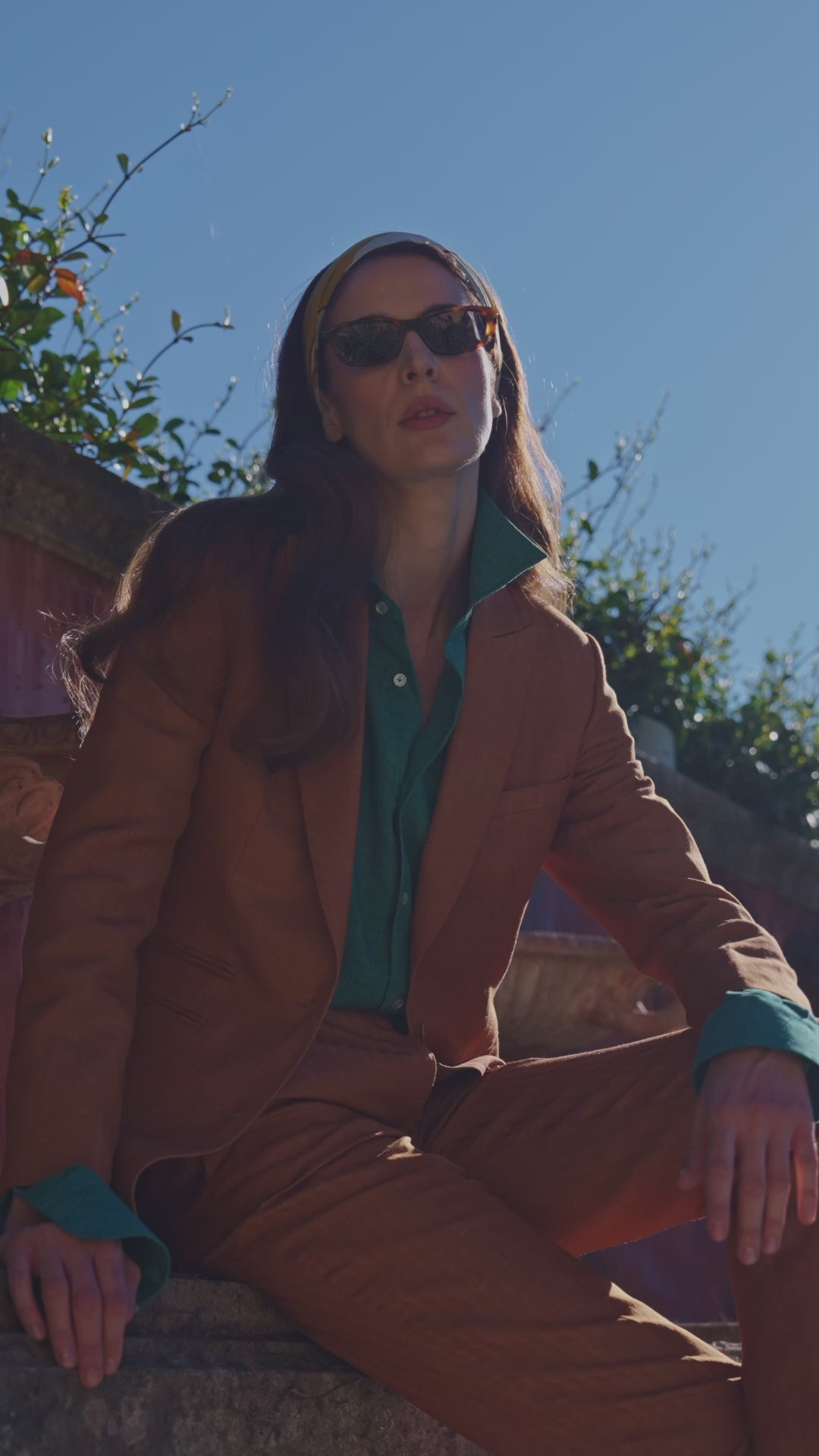 Costum feminin arămiu Villefranche Consiglieri, cu bluză verde, într-o grădină
