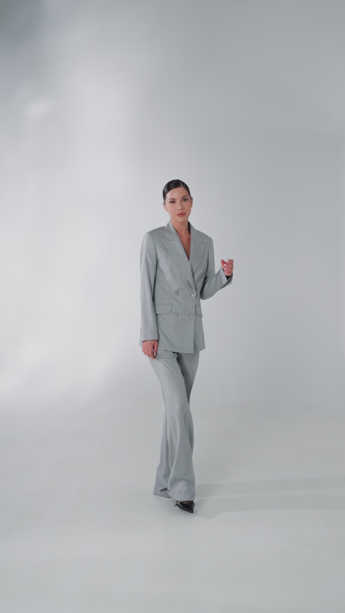 Costum feminin gri deschis, cu pantaloni cu croială amplă