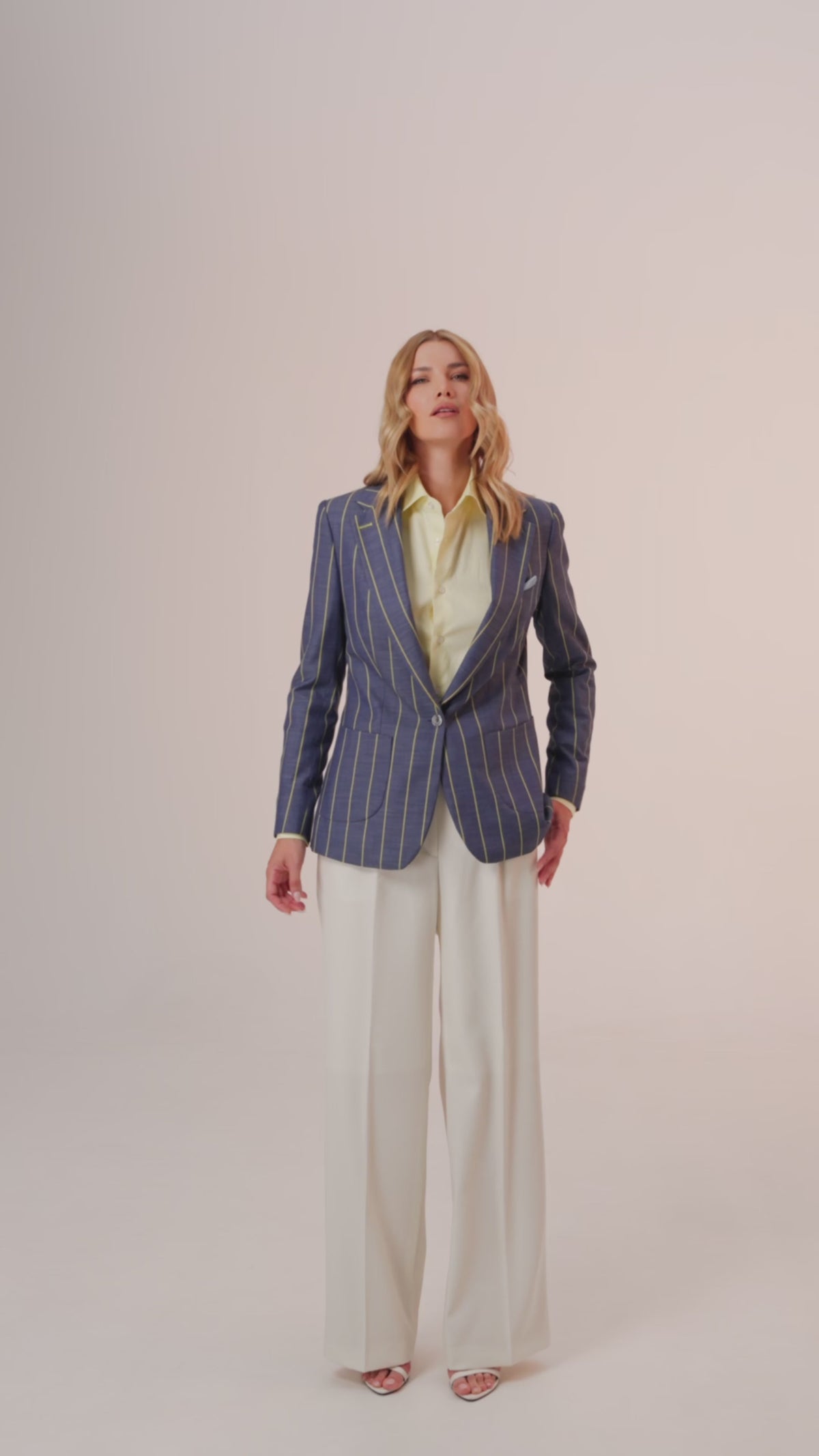 Sacou feminin bleumarin în dungi, cu pantaloni albi cu croială amplă