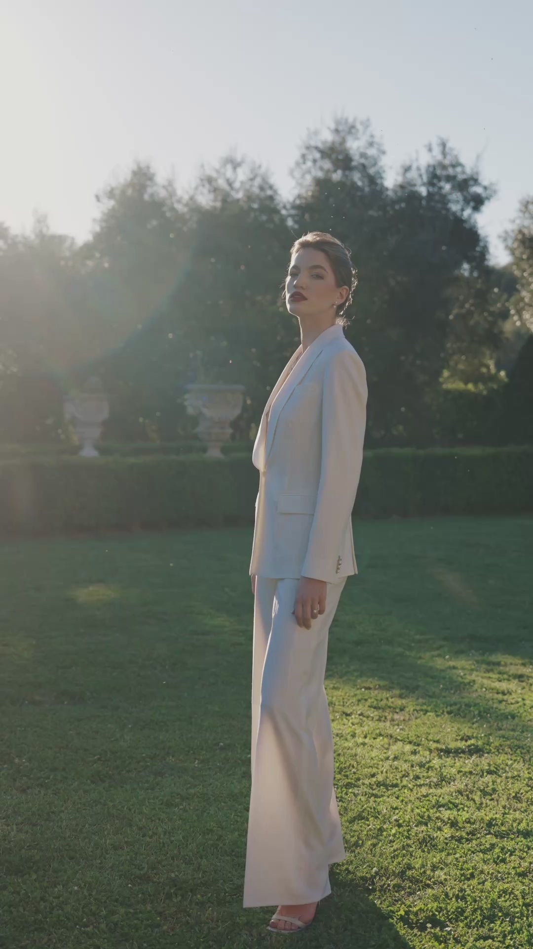 Costum feminin La Croisette Ivory Consiglieri, cu pantaloni largi, în lumina soarelui