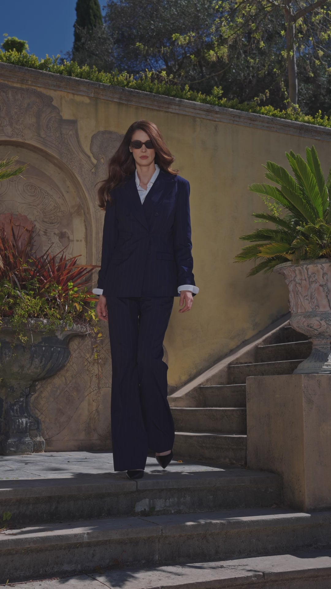 Costum feminin bleumarin Sorrento Consiglieri, cu cămașă albă, pe trepte