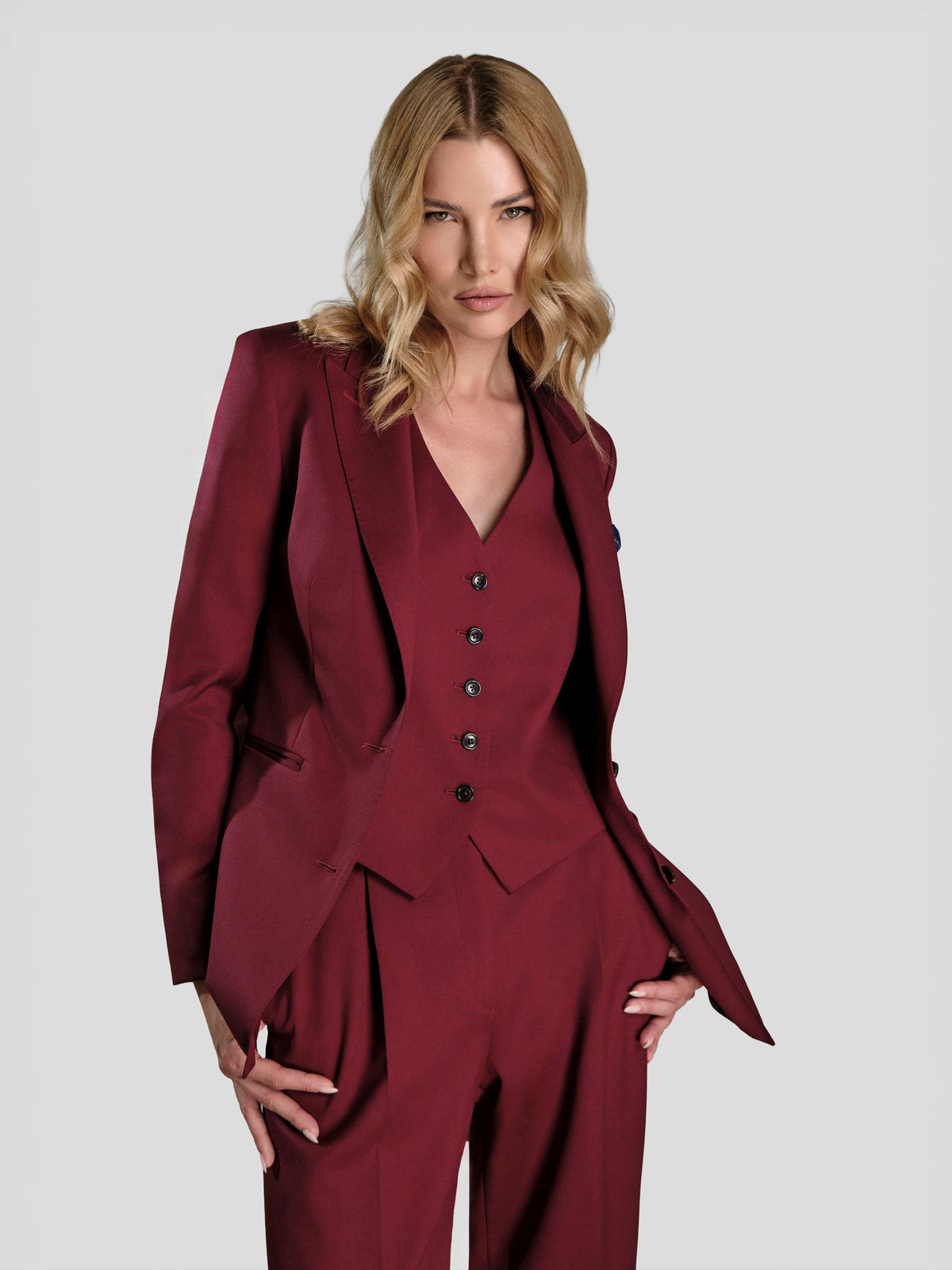 Costum feminin burgund din trei piese, cu vestă și pantaloni cu croială amplă