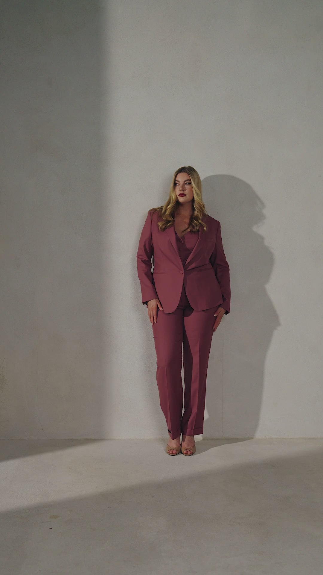 Costum feminin vișiniu The Vendôme Suit Consiglieri, cu sacou și pantaloni drepți