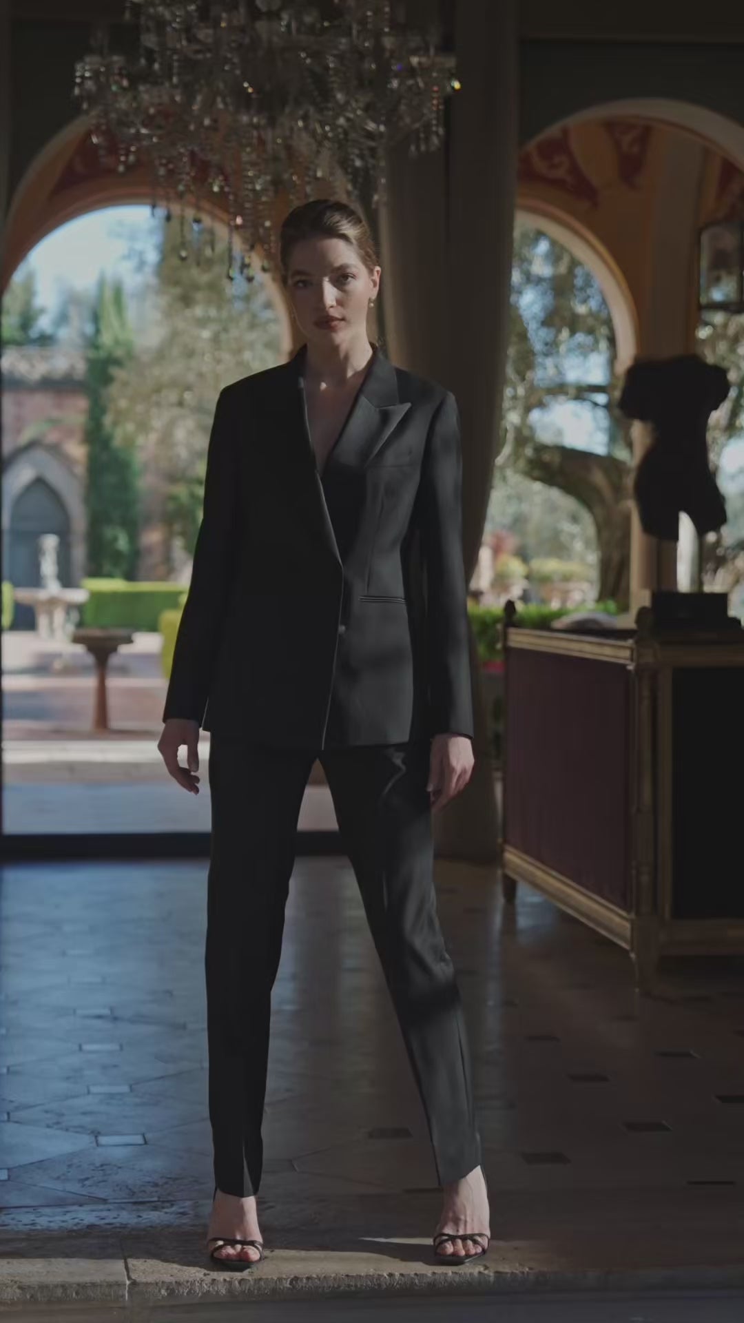 Smoking feminin negru Opéra Consiglieri, cu sacou cambrat și pantaloni țigaretă