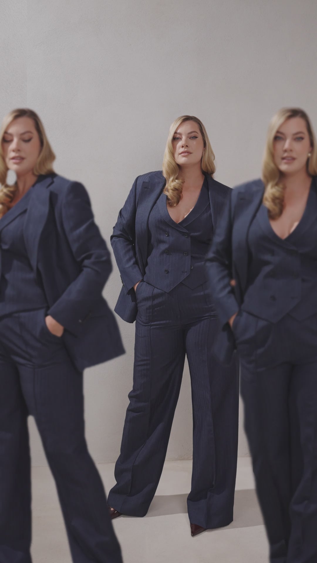 Trei femei în costume bleumarin The Signature Suit Consiglieri, cu sacou, vestă și pantaloni