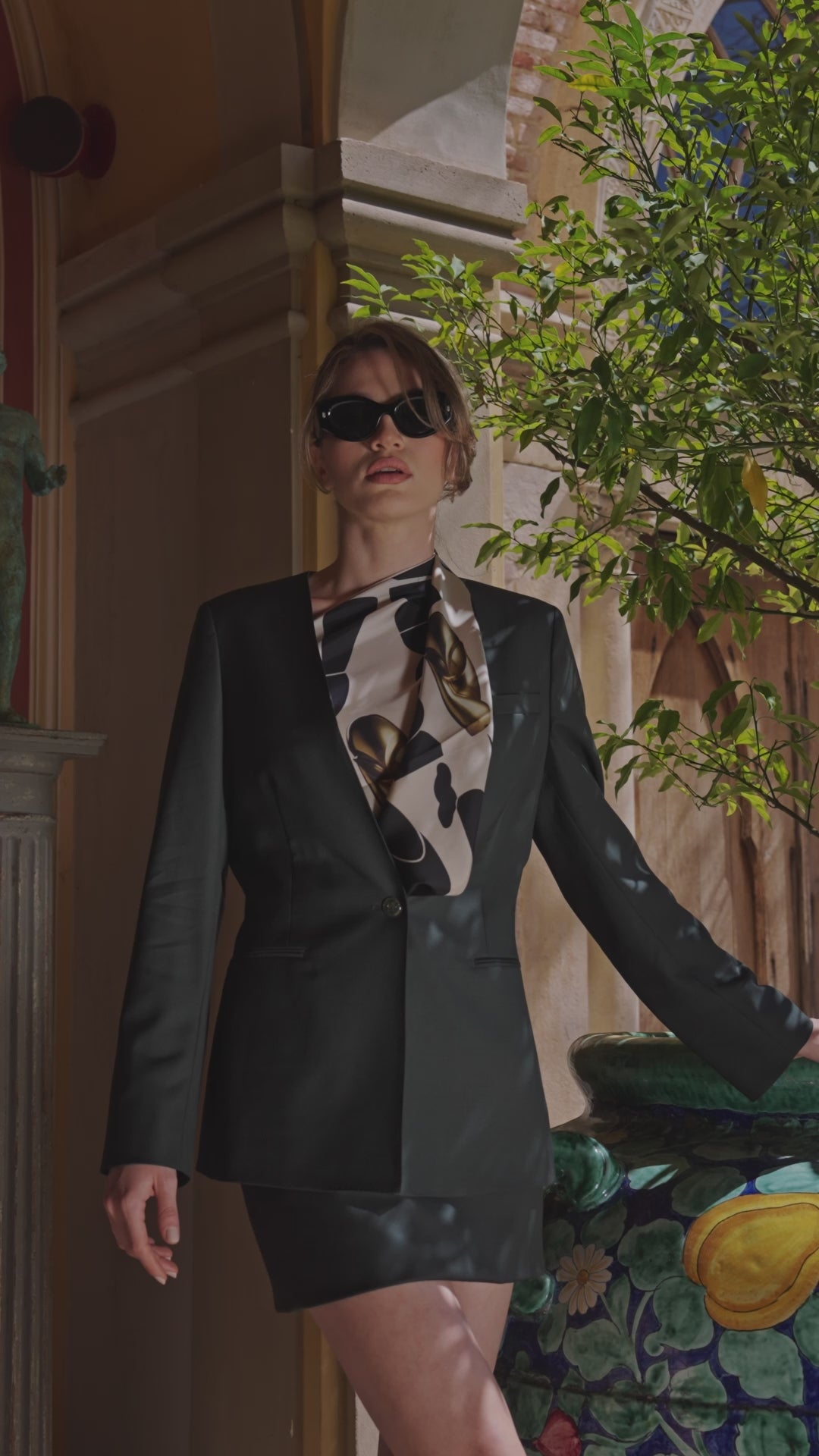 Costum feminin Ravello Consiglieri, cu sacou verde închis, fustă scurtă și eșarfă imprimată
