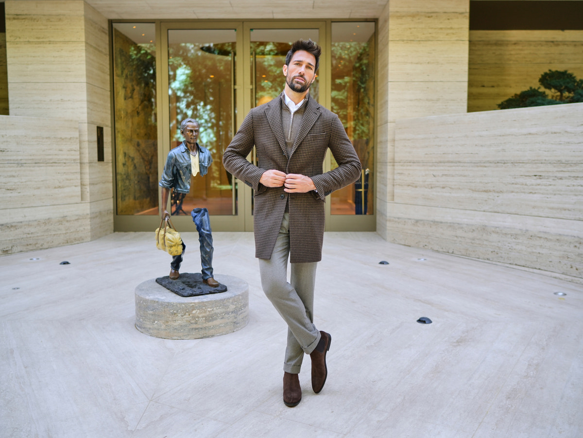 Palton Cambridge Consiglieri maro cu model discret în carouri, purtat cu pantaloni gri