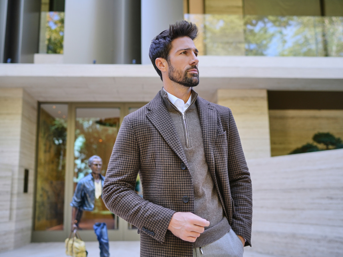 Palton Cambridge Consiglieri maro cu model discret în carouri, purtat cu pantaloni gri