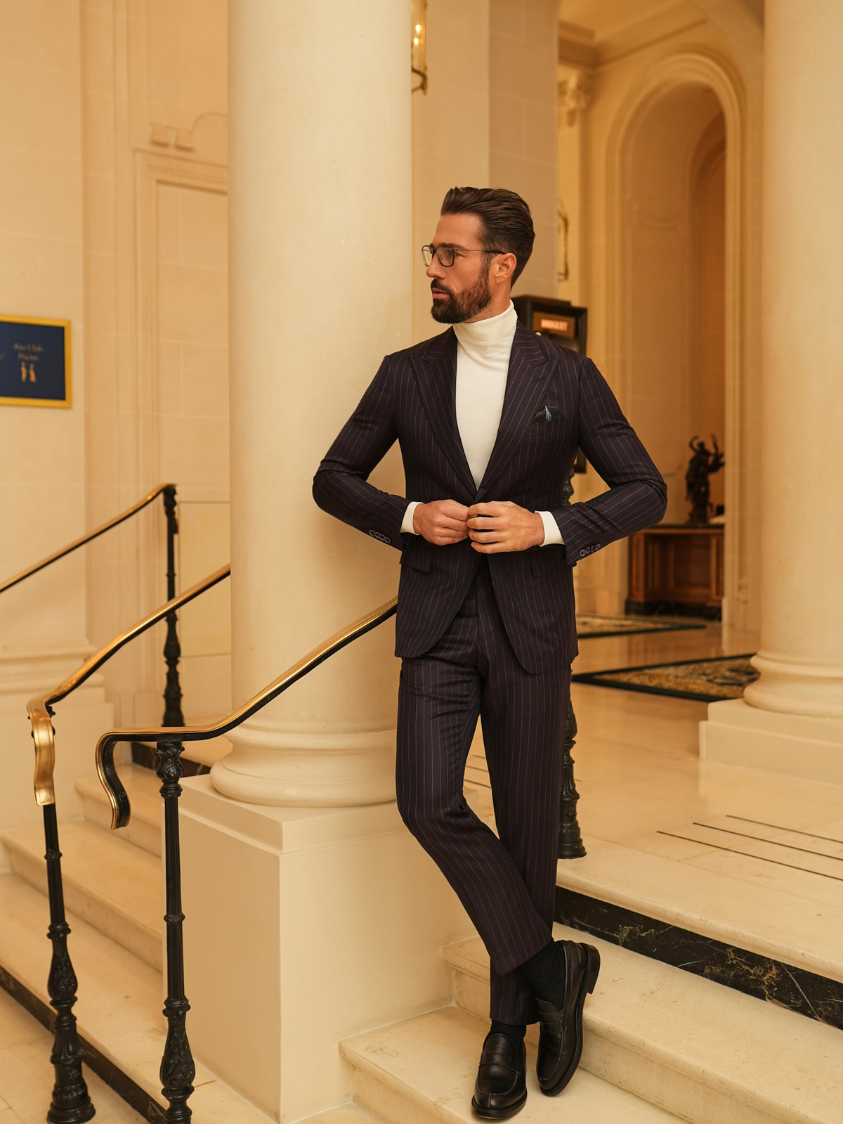 Costum Monte Carlo Consiglieri în nuanță de prună cu dungi fine și maletă ivoire