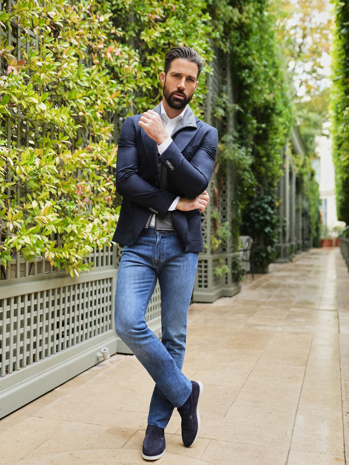 Jeans Consiglieri albastru deschis, cu jachetă bleumarin și pantofi asortați