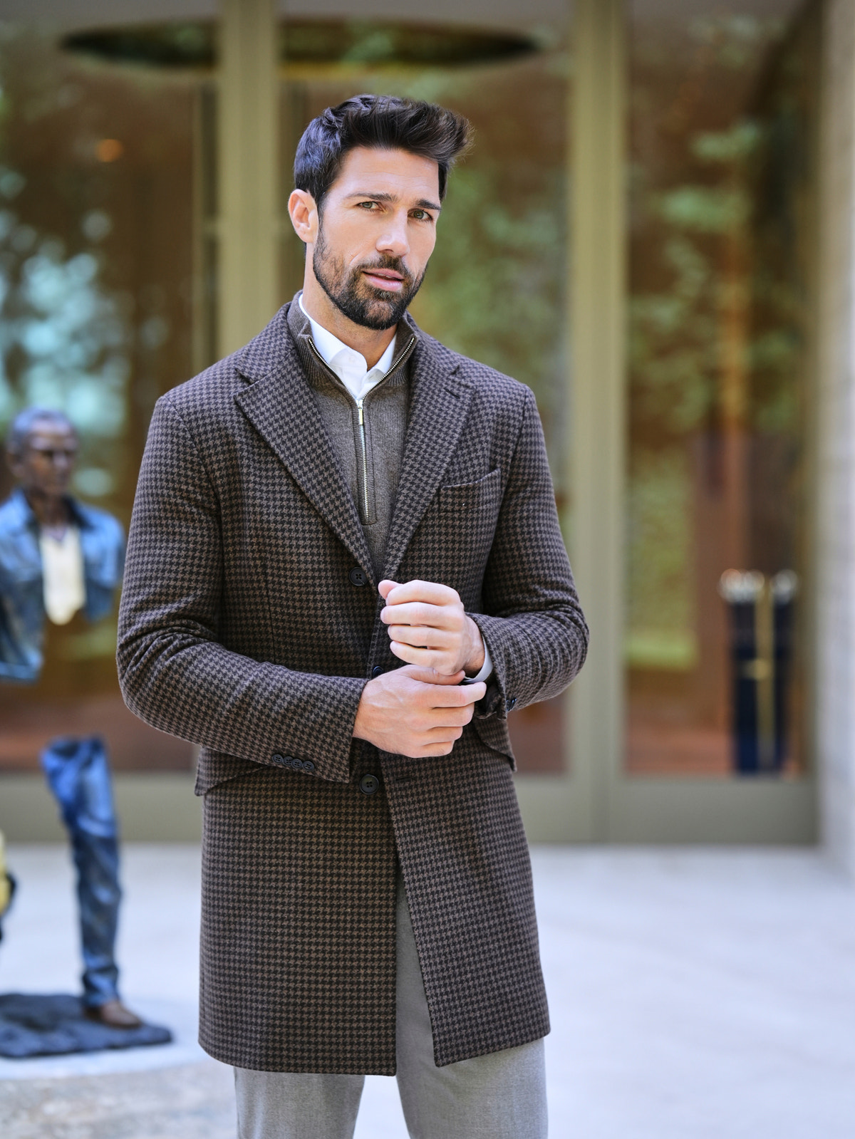 Palton Cambridge Consiglieri maro cu model discret în carouri, purtat cu pantaloni gri
