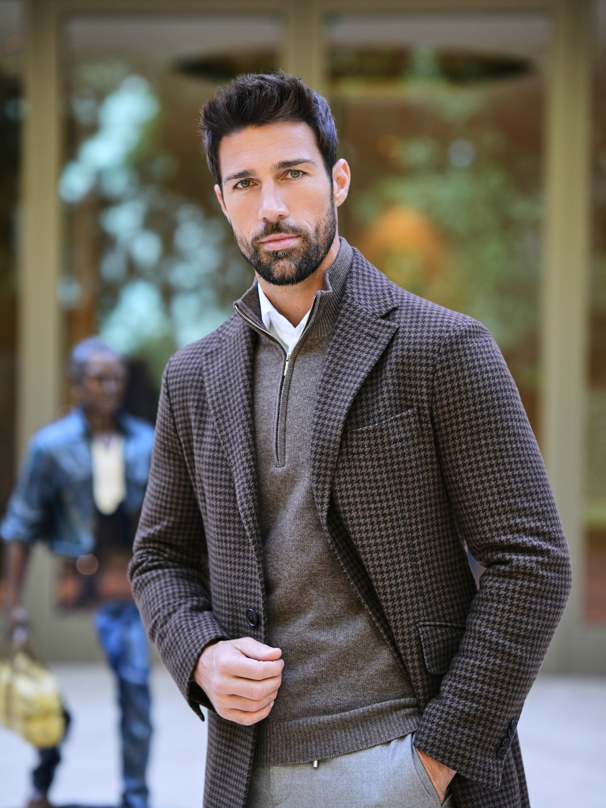 Palton Cambridge Consiglieri maro cu model discret în carouri, purtat cu pantaloni gri