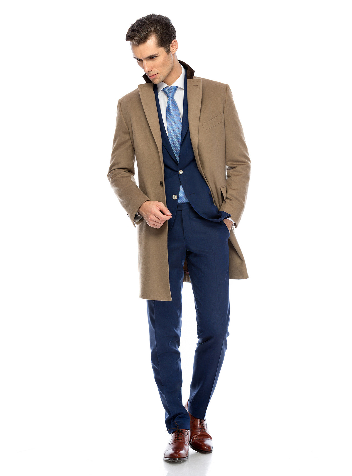 Palton Mayfair Consiglieri camel peste un costum albastru cu vestă