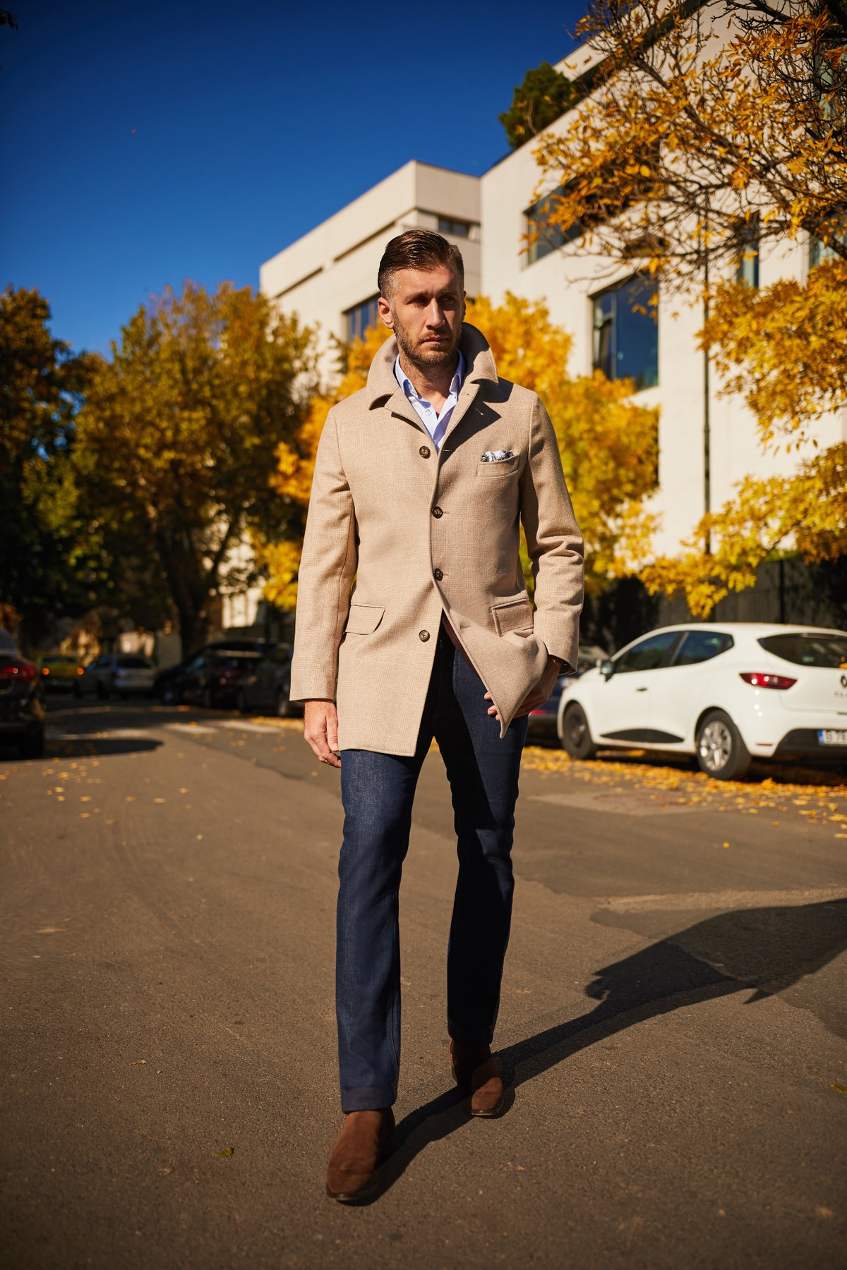 Palton Brescia Consiglieri taupe cu fular deschis la culoare și pantaloni bleumarin