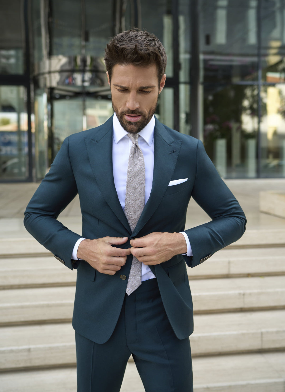 Costum Zurich Consiglieri verde închis, cu sacou cambrat, cămașă albă și cravată deschisă