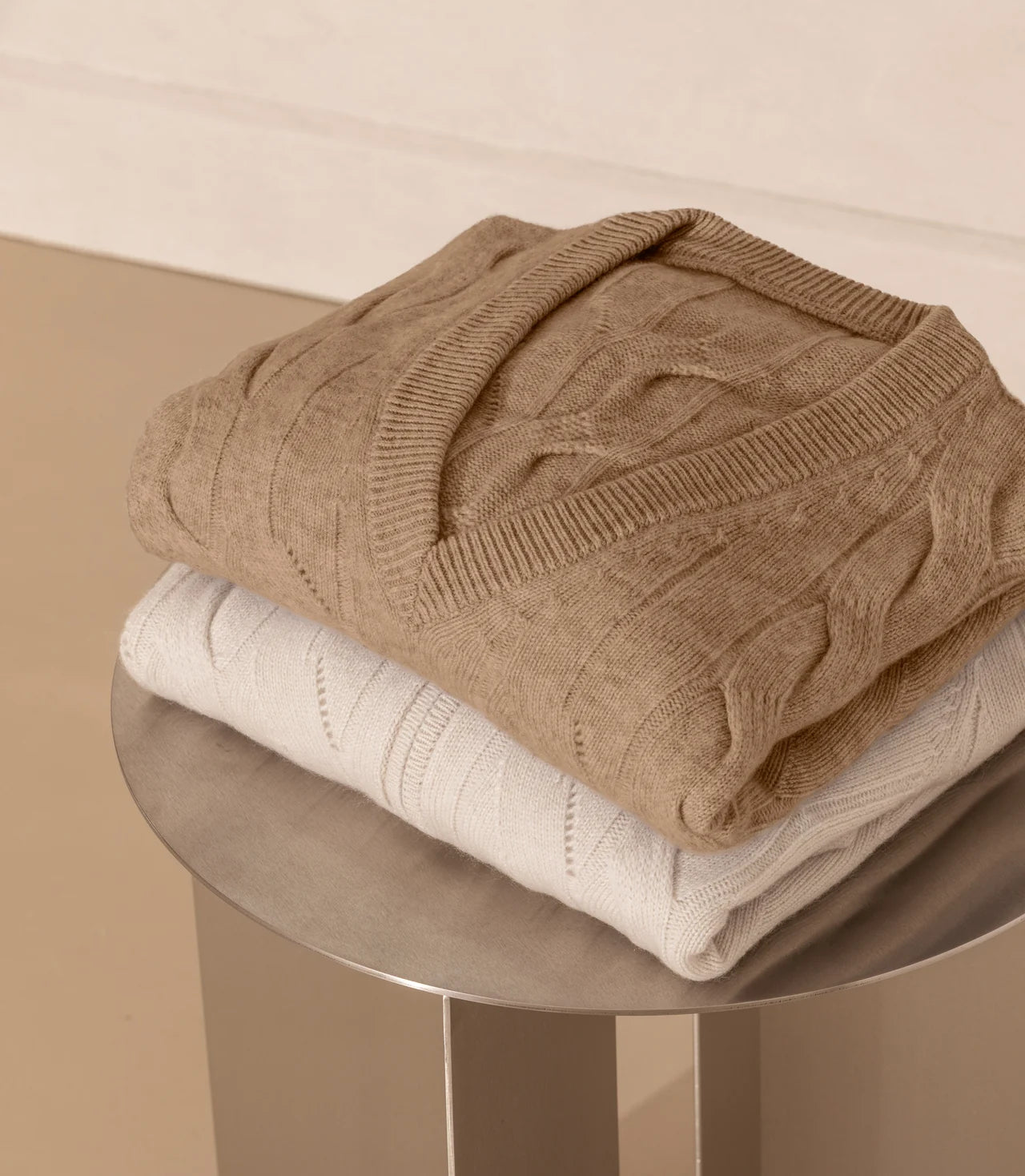 Detaliu de tricot cu împletitură în relief, în tonuri naturale