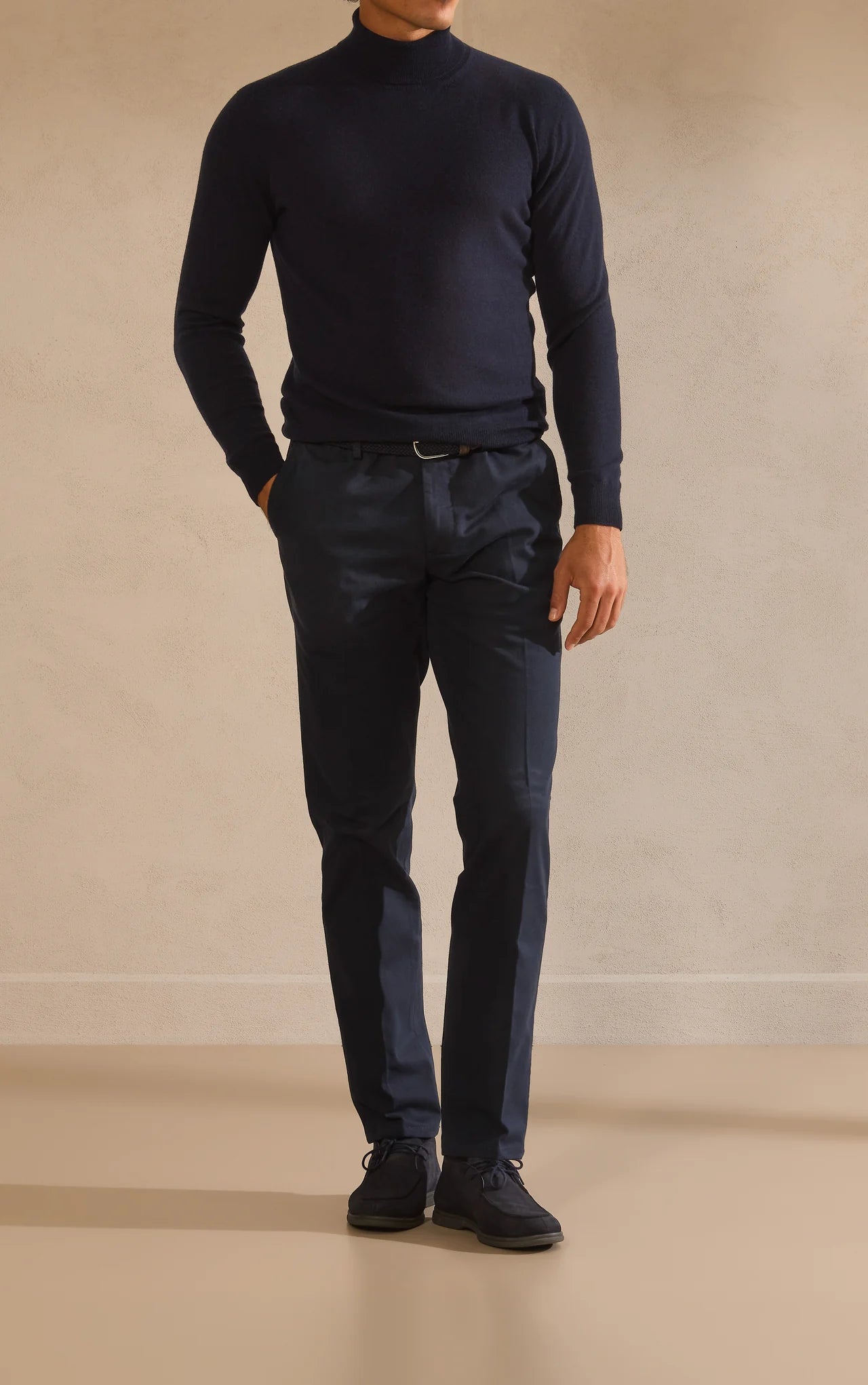 Tricot bleumarin cu guler înalt, cu pantaloni și încălțăminte în aceleași tonuri.
